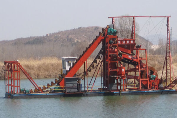 What are the main features of the chain bucket gold rush