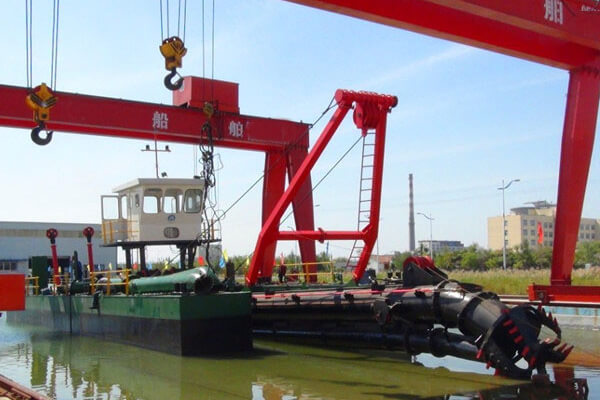 What are the characteristics of sand dredgers